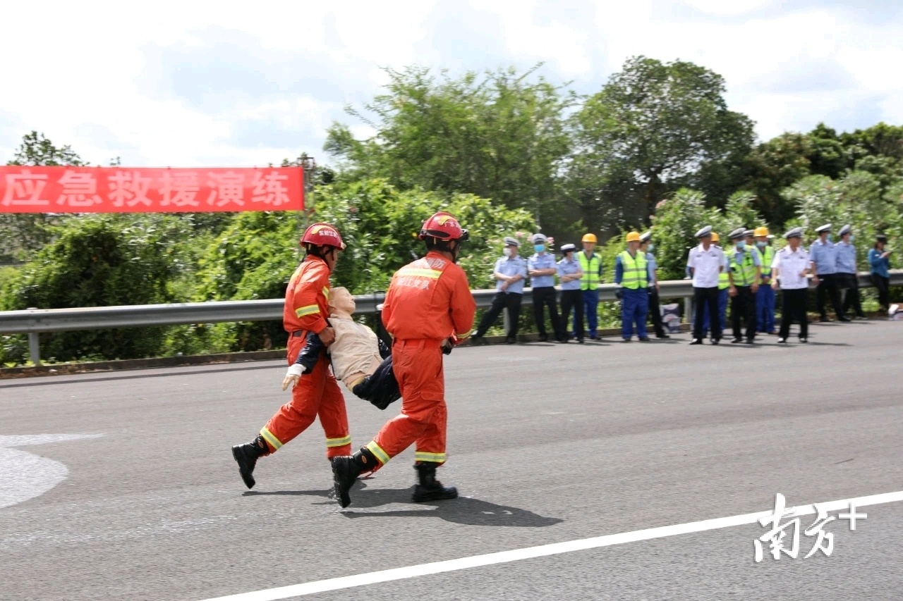 消防人员救出伤者。