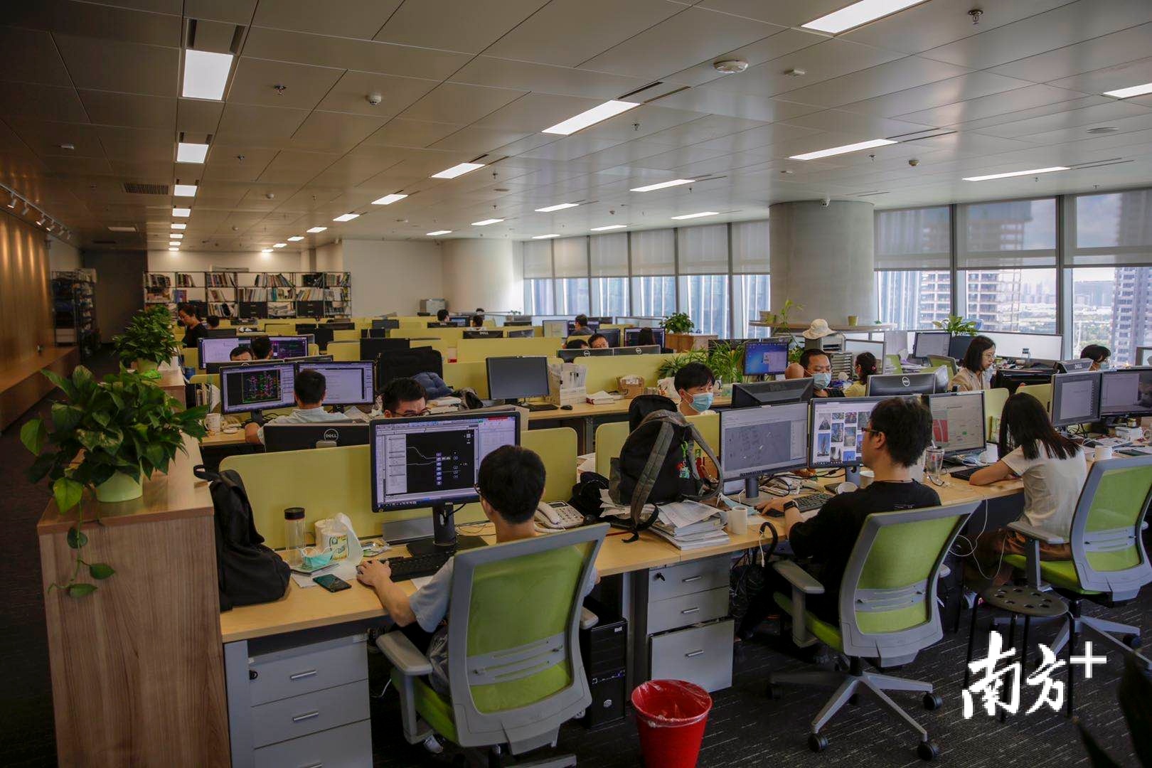 一家设计风格纯港味的公司——香港知名建筑师事务所“hpa何设计”正忙碌运转。 一家设计风格纯港味的公司——香港知名建筑师事务所“hpa何设计”正忙碌运转。