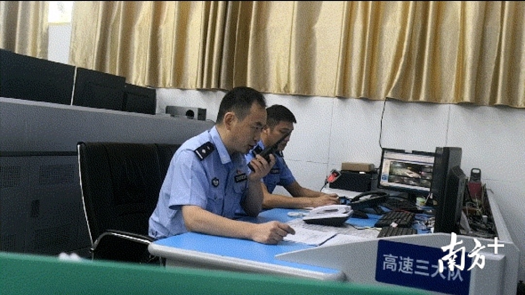 “收到!马上出警!”