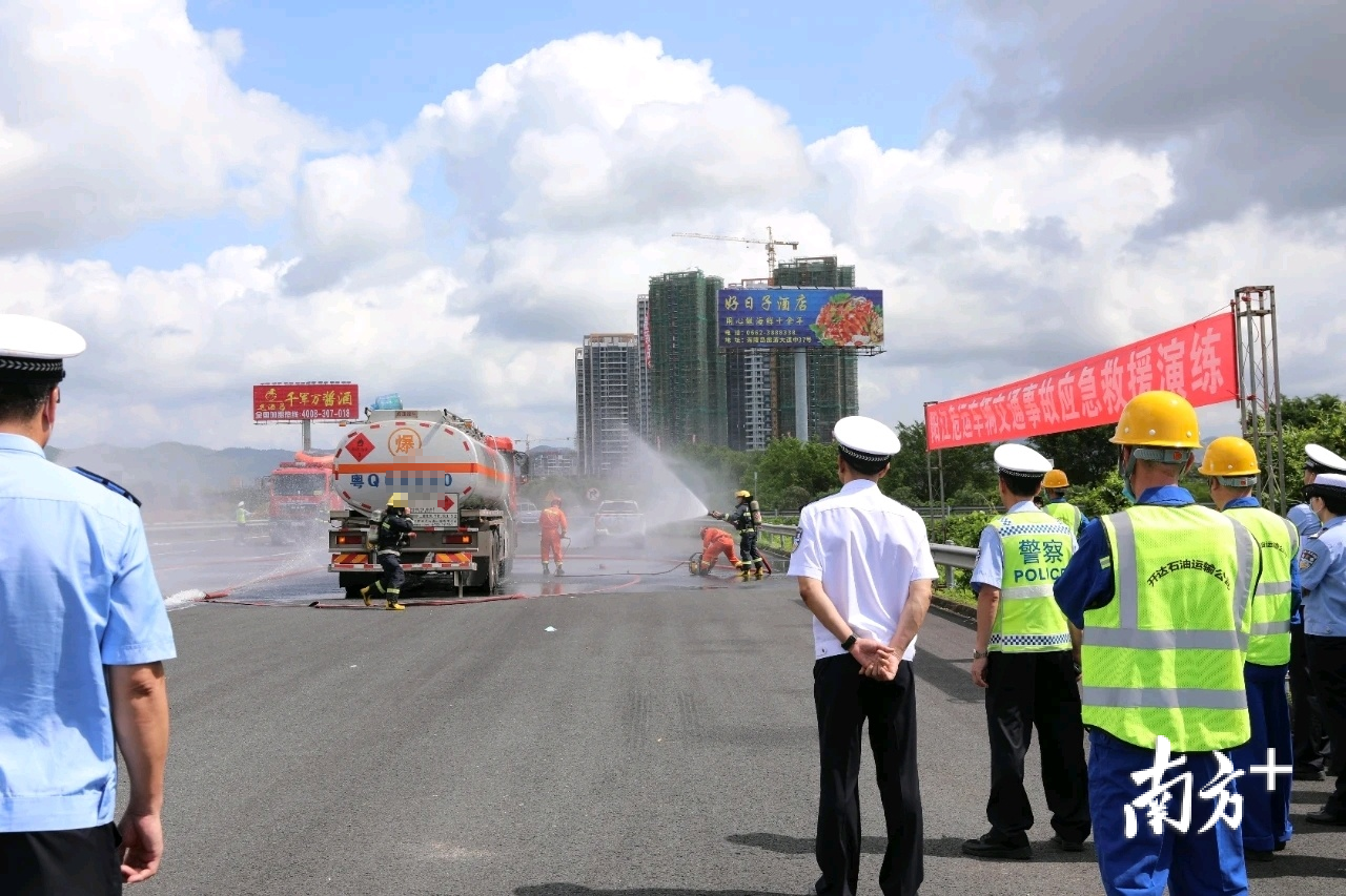 消防人员正在进行降温和危化品泄露密闭处置。