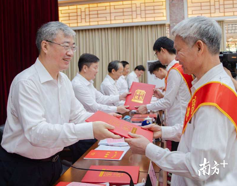 来自全市各行各业的30位能工巧匠获颁证书。南方日报记者 戴嘉信 摄