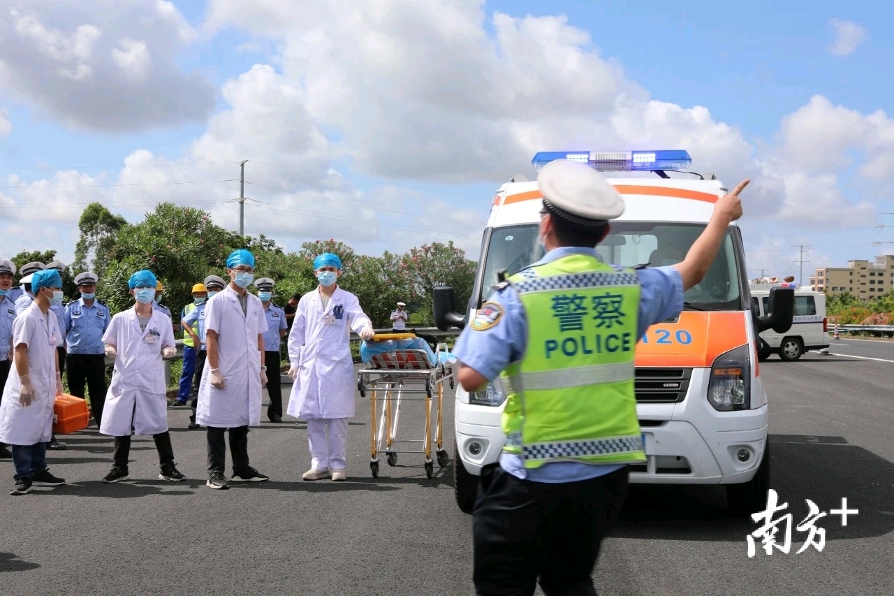 急救人员对伤者进行先期急救处置。