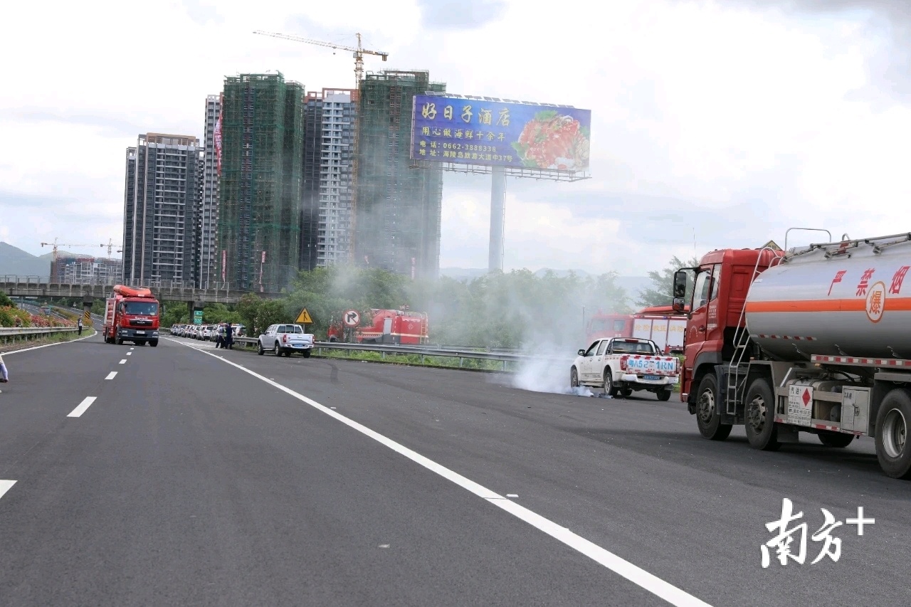 危急时刻模拟——沿海高速上,小货车轮胎自燃,后面一辆危化品运输车紧急避险中车辆失控碰撞路侧护栏,车上汽油泄露。
