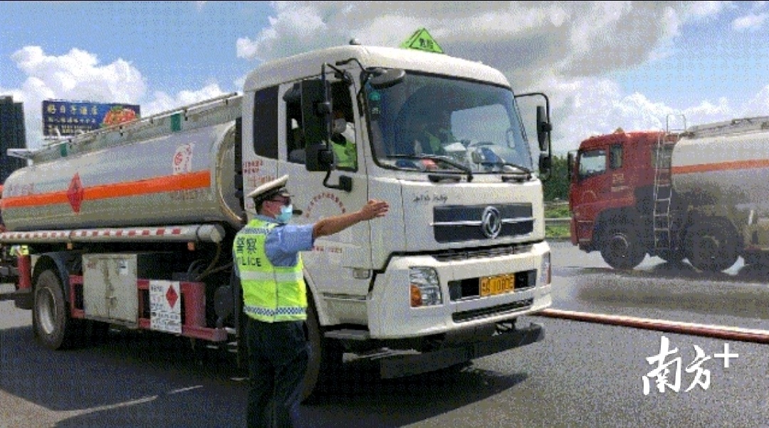 交警指挥其他车辆绕行。