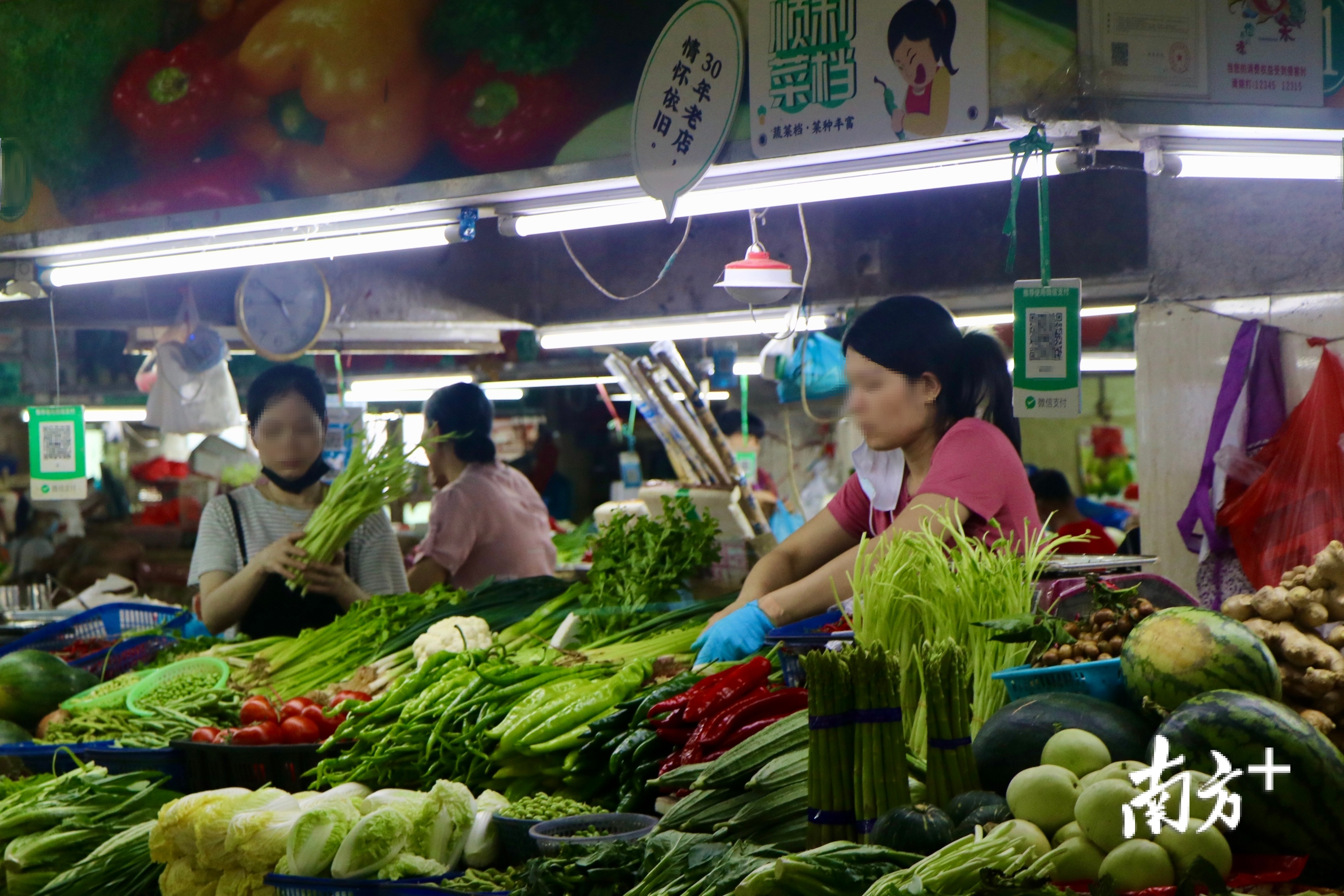 在拱北市场,有蔬菜档口经营户未正确佩戴口罩 在拱北市场,有蔬菜档口经营户未正确佩戴口罩