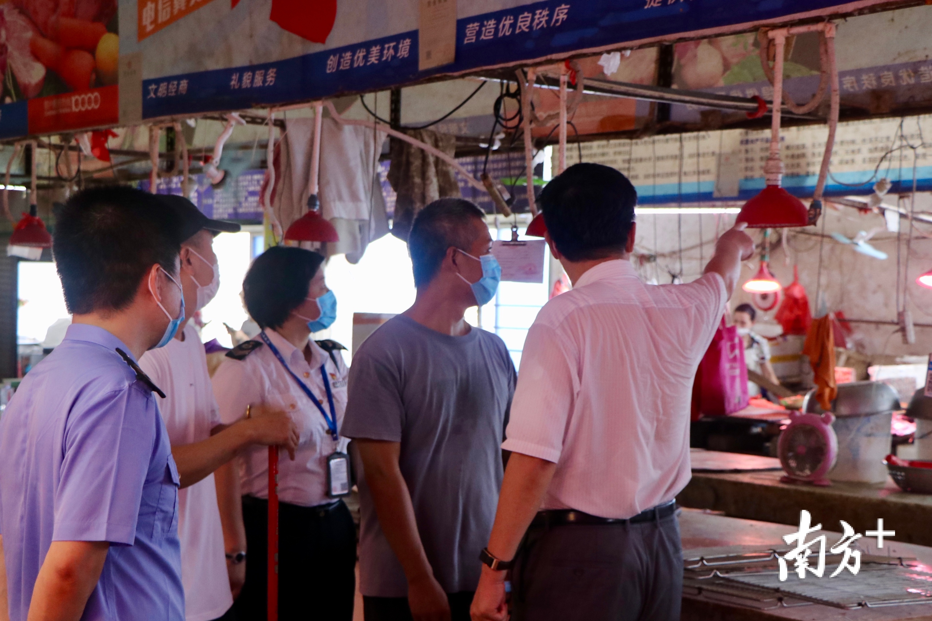 在翠微市场,市卫生健康局副局长柴宏亮向工作人员指出卫生隐患