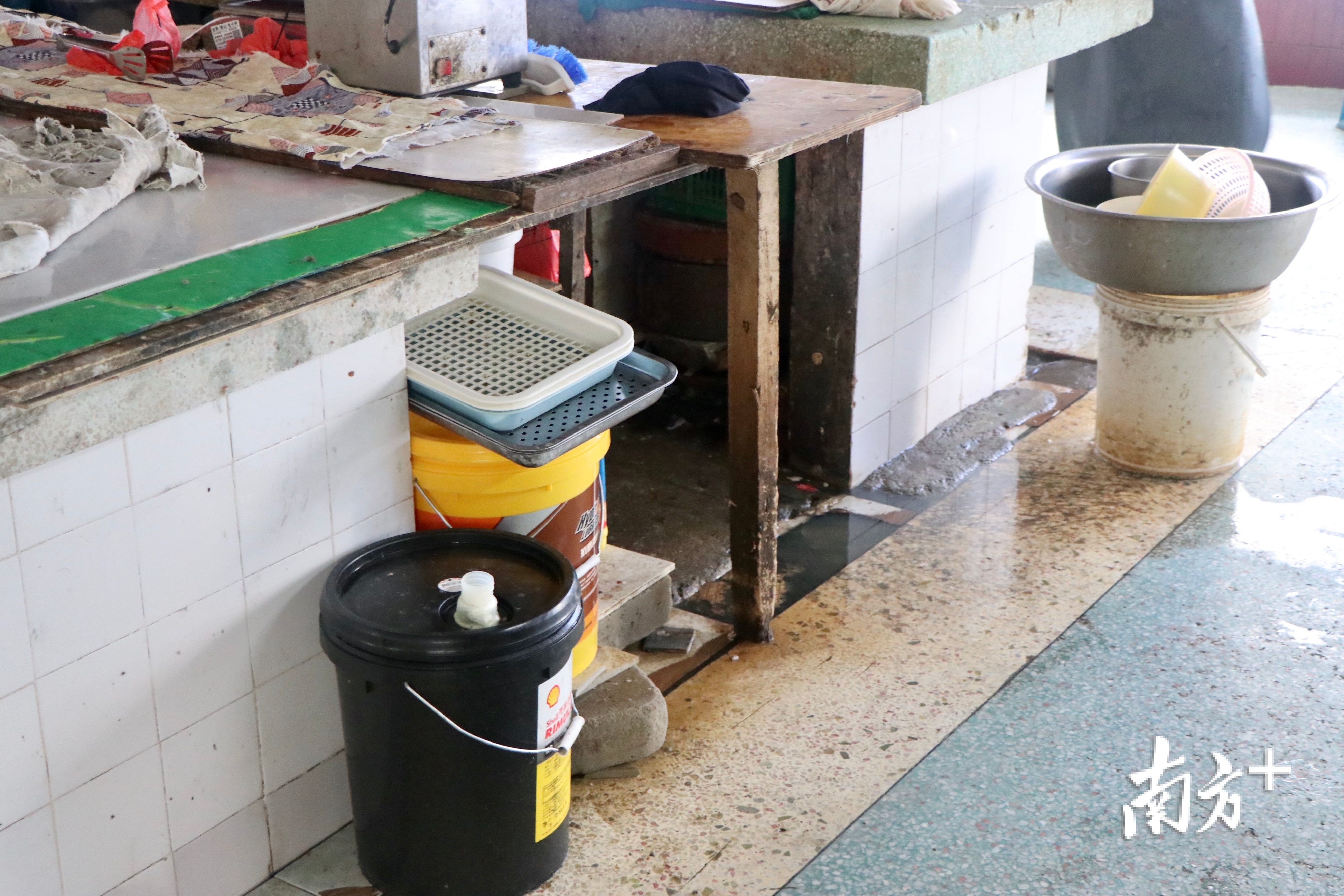 翠微市场个别档口地面有较多污水