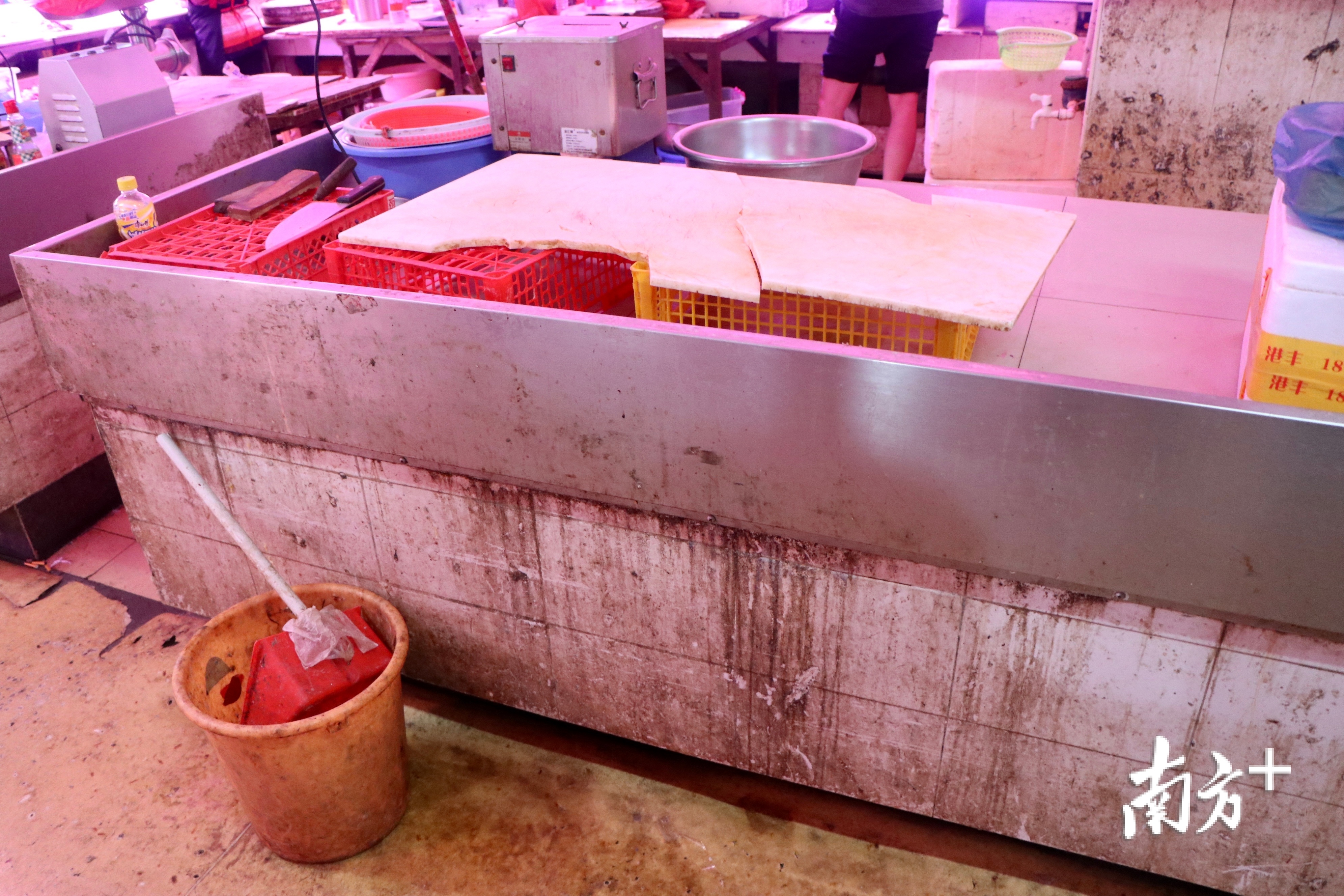 拱北市场内,不少档口墙面有大量污渍