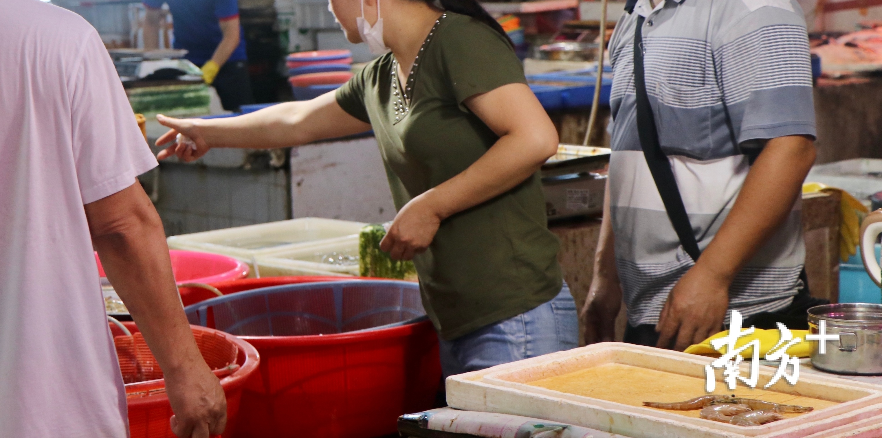 在翠微市场,有水产档口经营户未正确佩戴口罩及手套