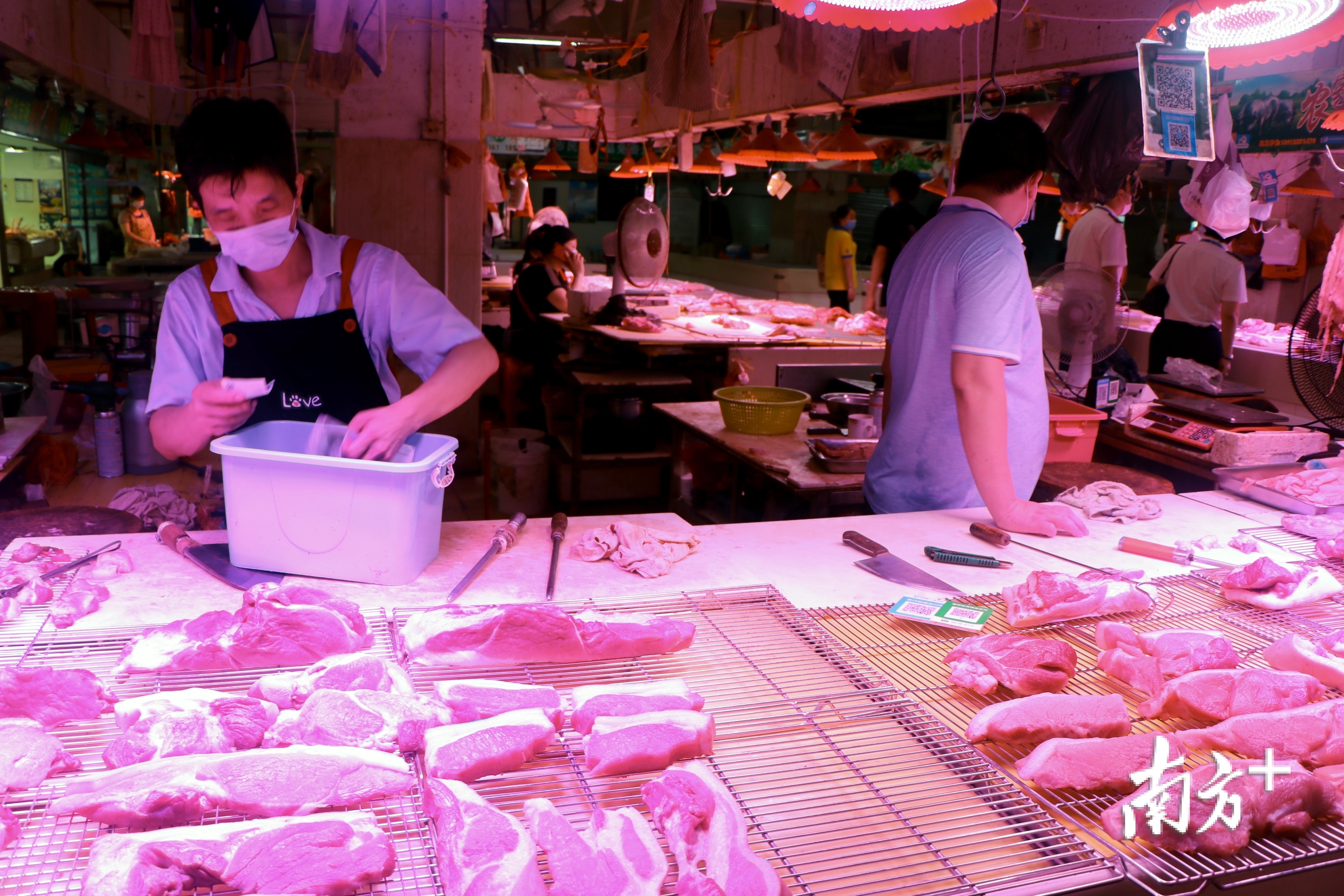 在拱北市场,有猪肉档口经营户未佩戴手套,存在卫生隐患