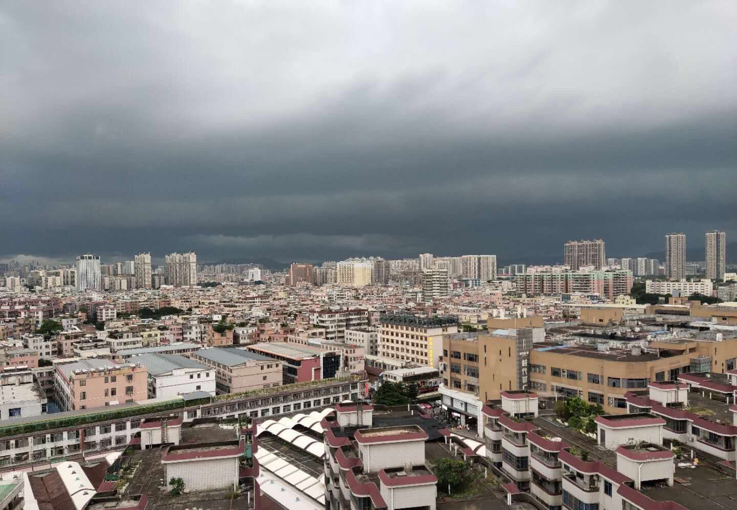网友拍摄到广州黑云密布。图片：@广州天气 由网友提供