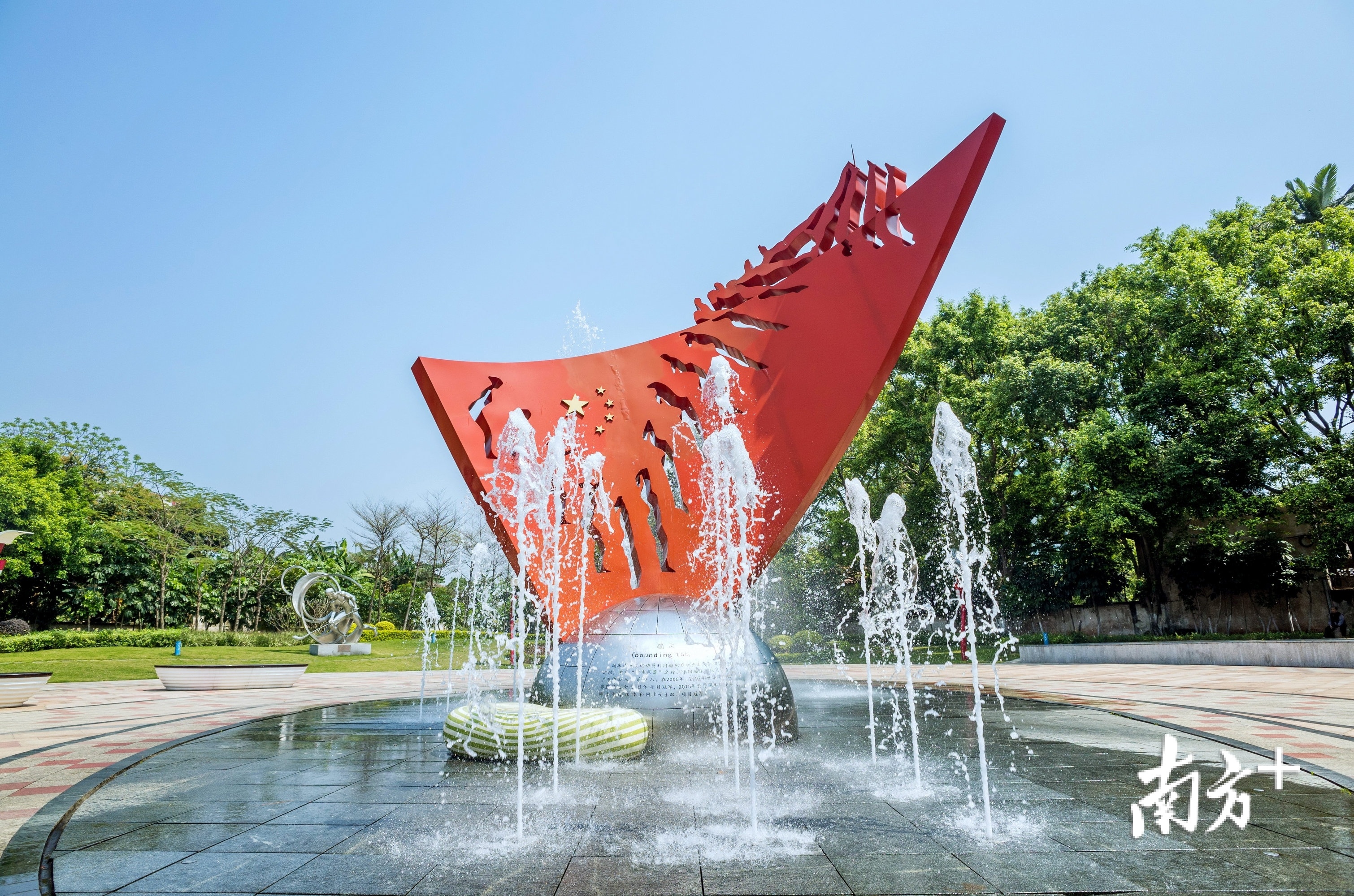 冠军广场钟杏平雕塑。李东 摄