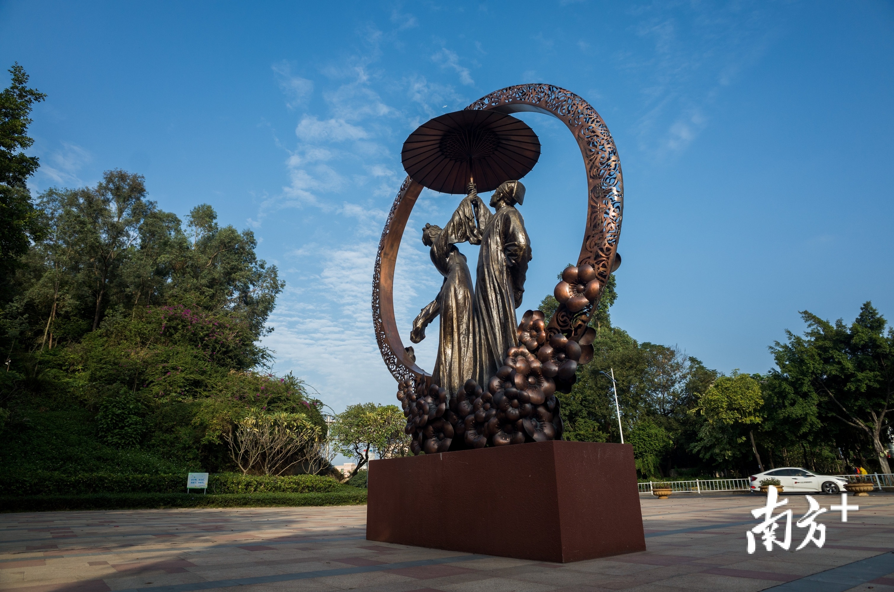 冠军广场曾小敏形象雕塑。李东 摄