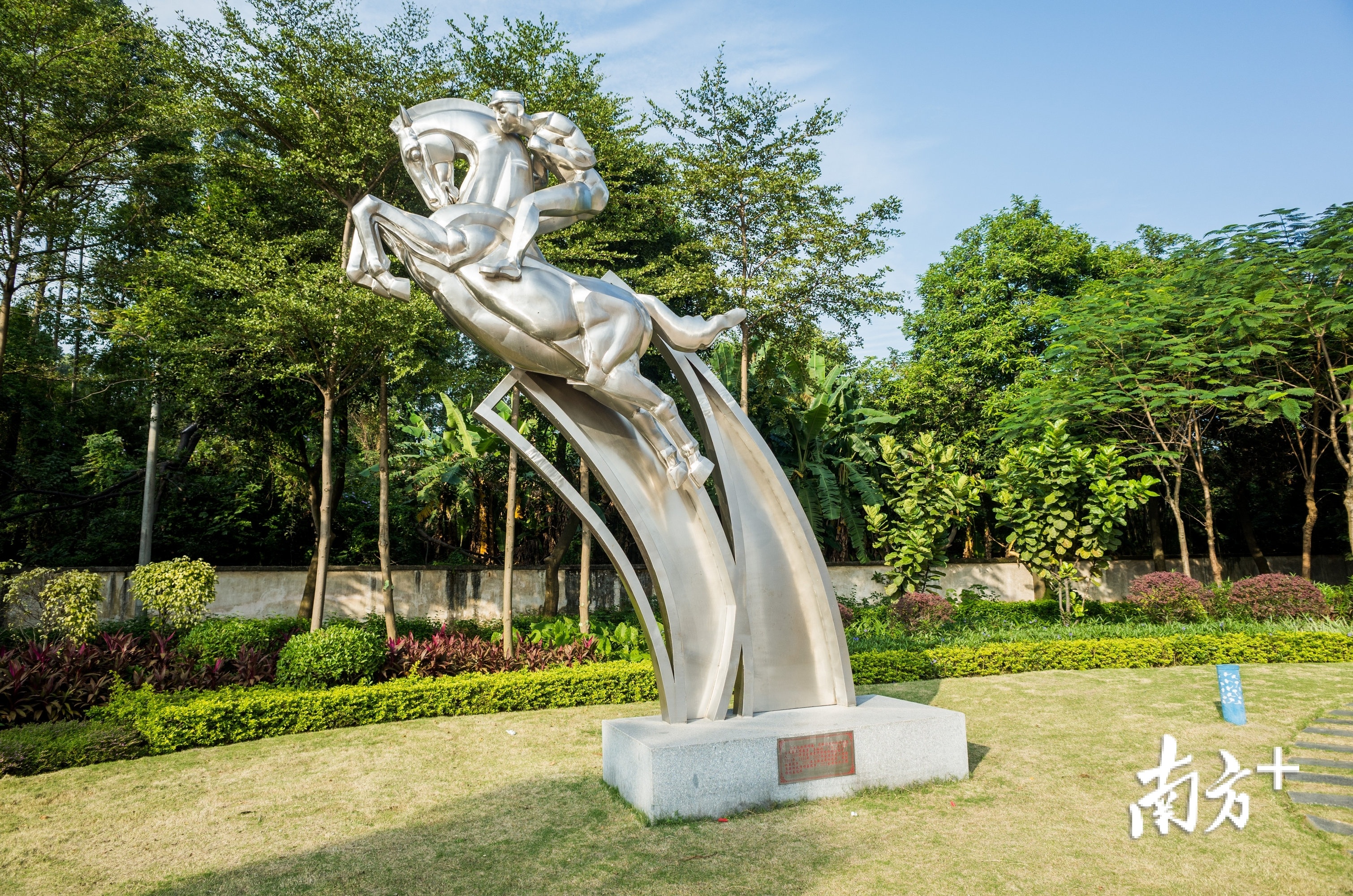 冠军广场马裕兴雕塑。李东 摄