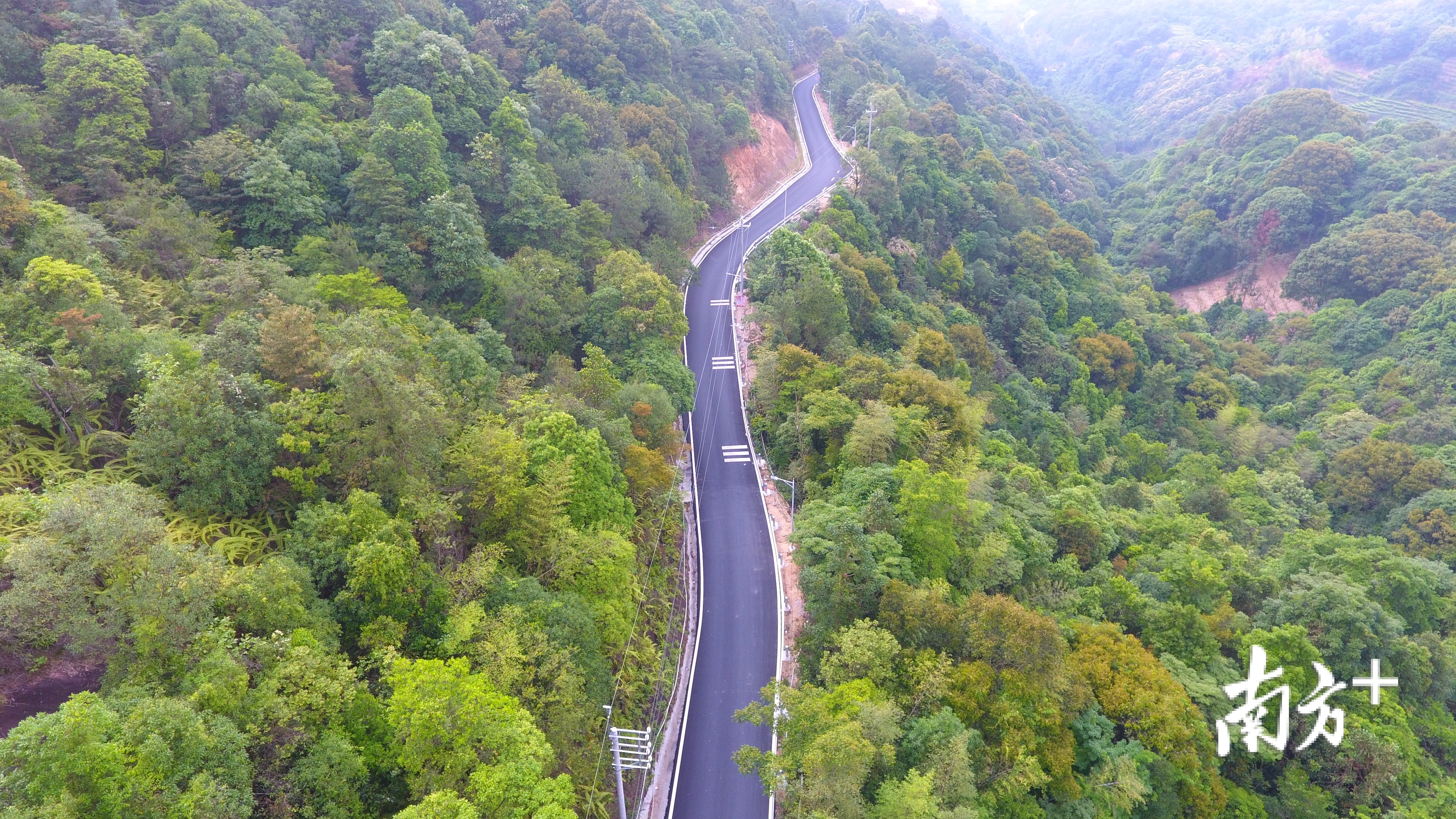 茶园交通网络逐步完善。 茶园交通网络逐步完善。