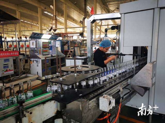 华兴玻璃工作人员在操控生产设备。资料图片