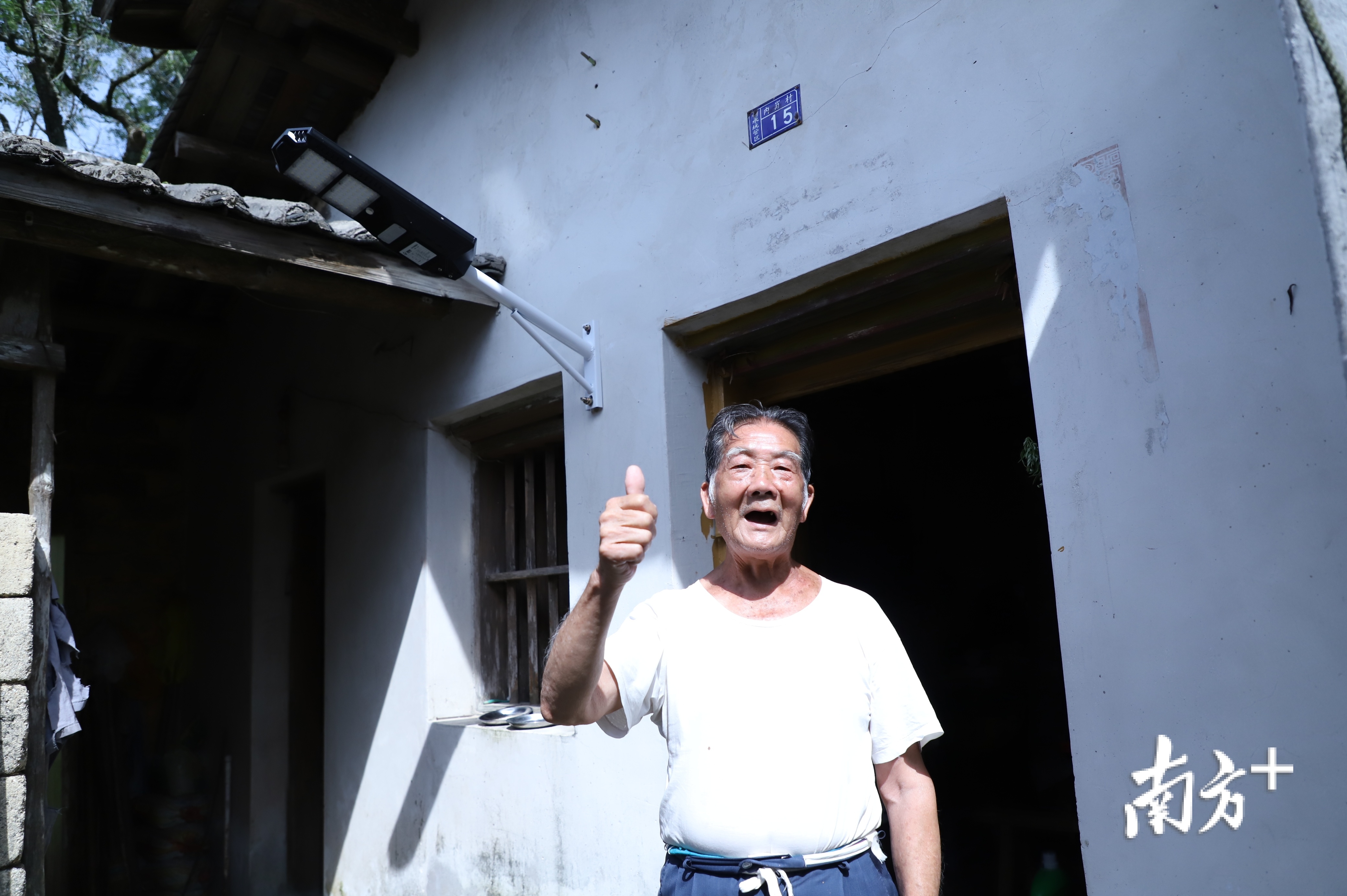 今年79岁的“五保户”林宏祥为村里的变化竖起大拇指。纪金娜 摄