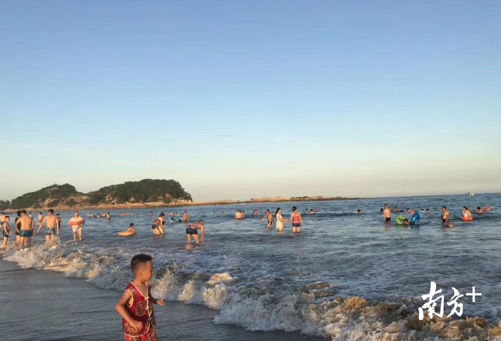 天气炎热，滨海旅游逐渐升温。