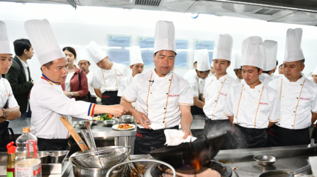 南方日报头版｜佛山创新对口帮扶，大凉山走出“粤菜师傅”