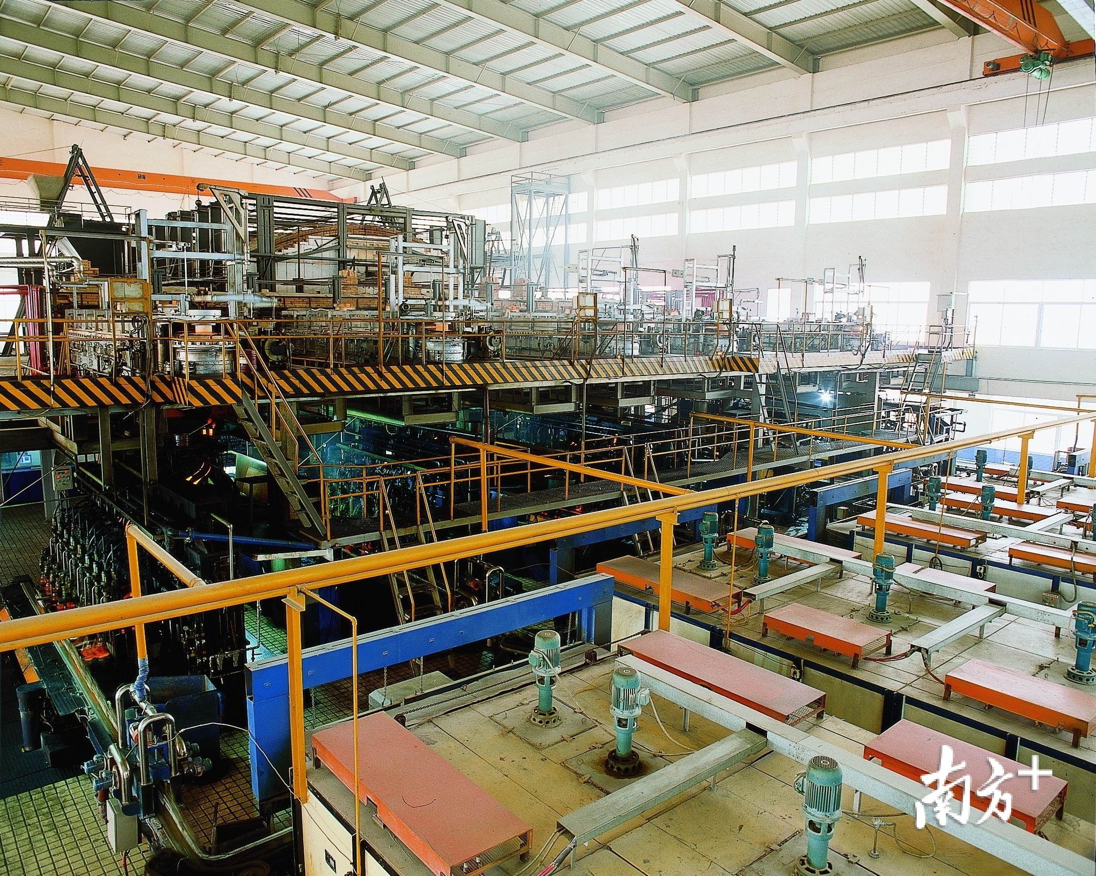 华兴玻璃生产线。资料图片