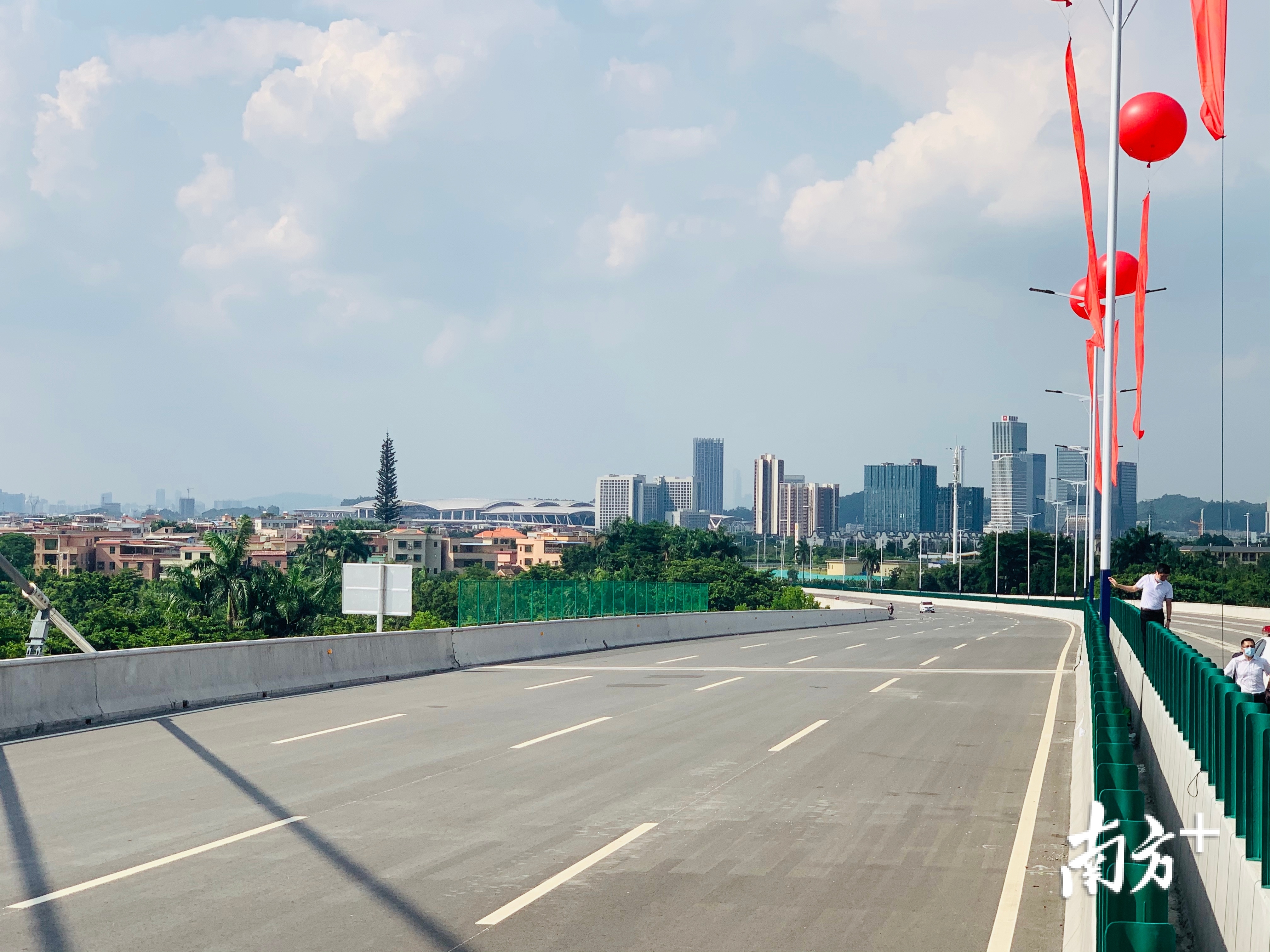 从海华大桥上，可清晰看到，广州南站就在不远处。羊建溶 摄