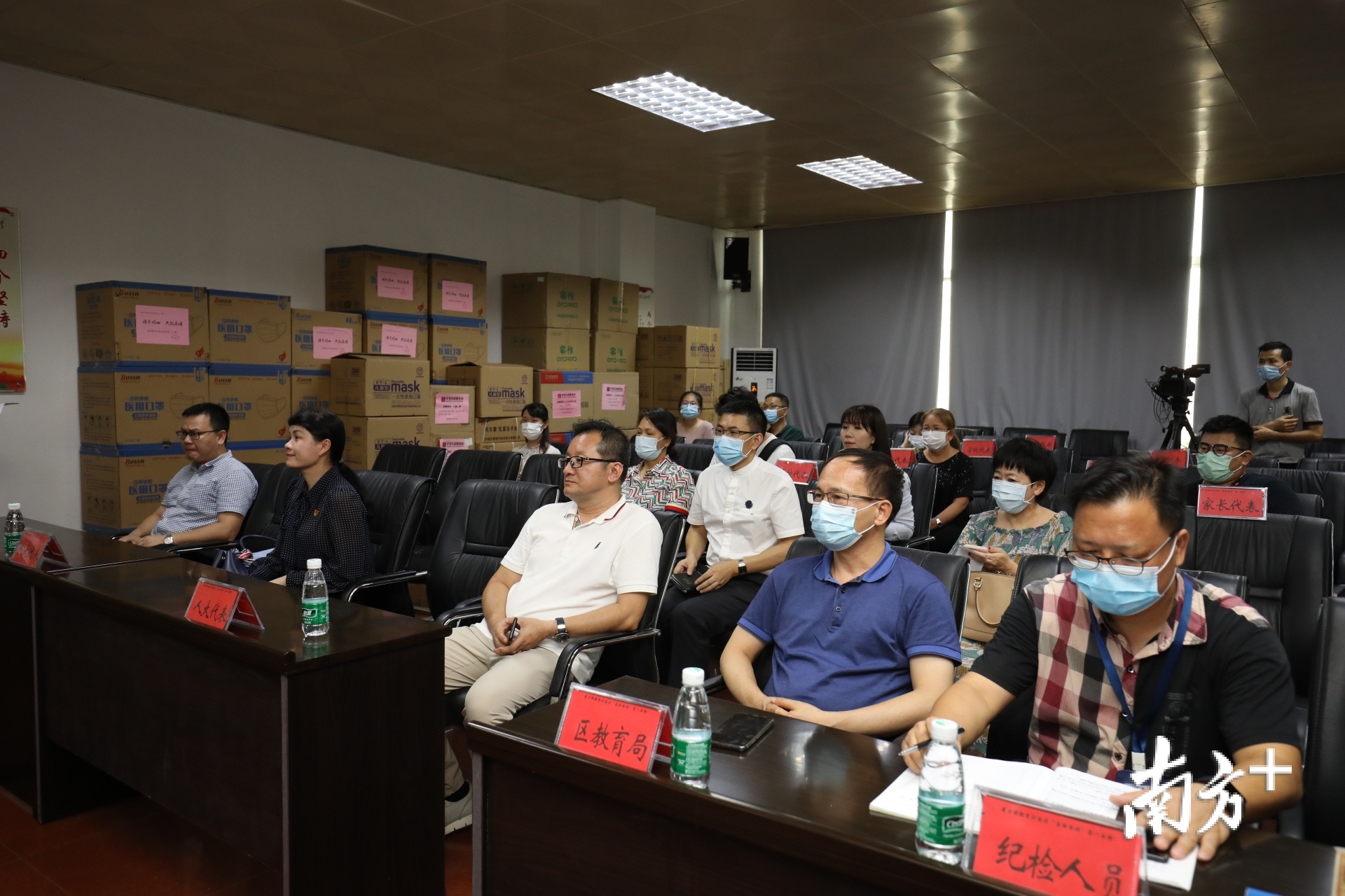 香洲公证处公证人员、区人大代表、区政协委员、学生家长代表及新闻媒体代表全程参与当天电脑派位摇号。