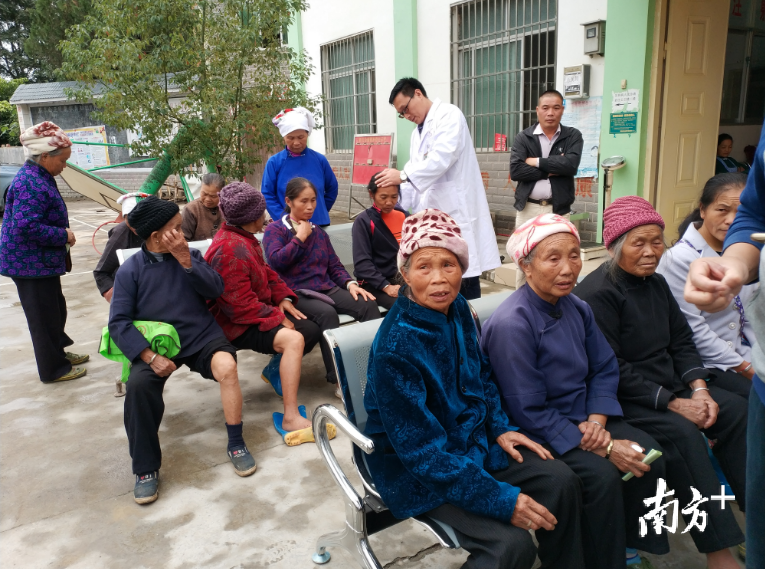 罗湖区中医院援派西林医疗队队长王宁（后排右二）为当地群众看病。受访单位供图