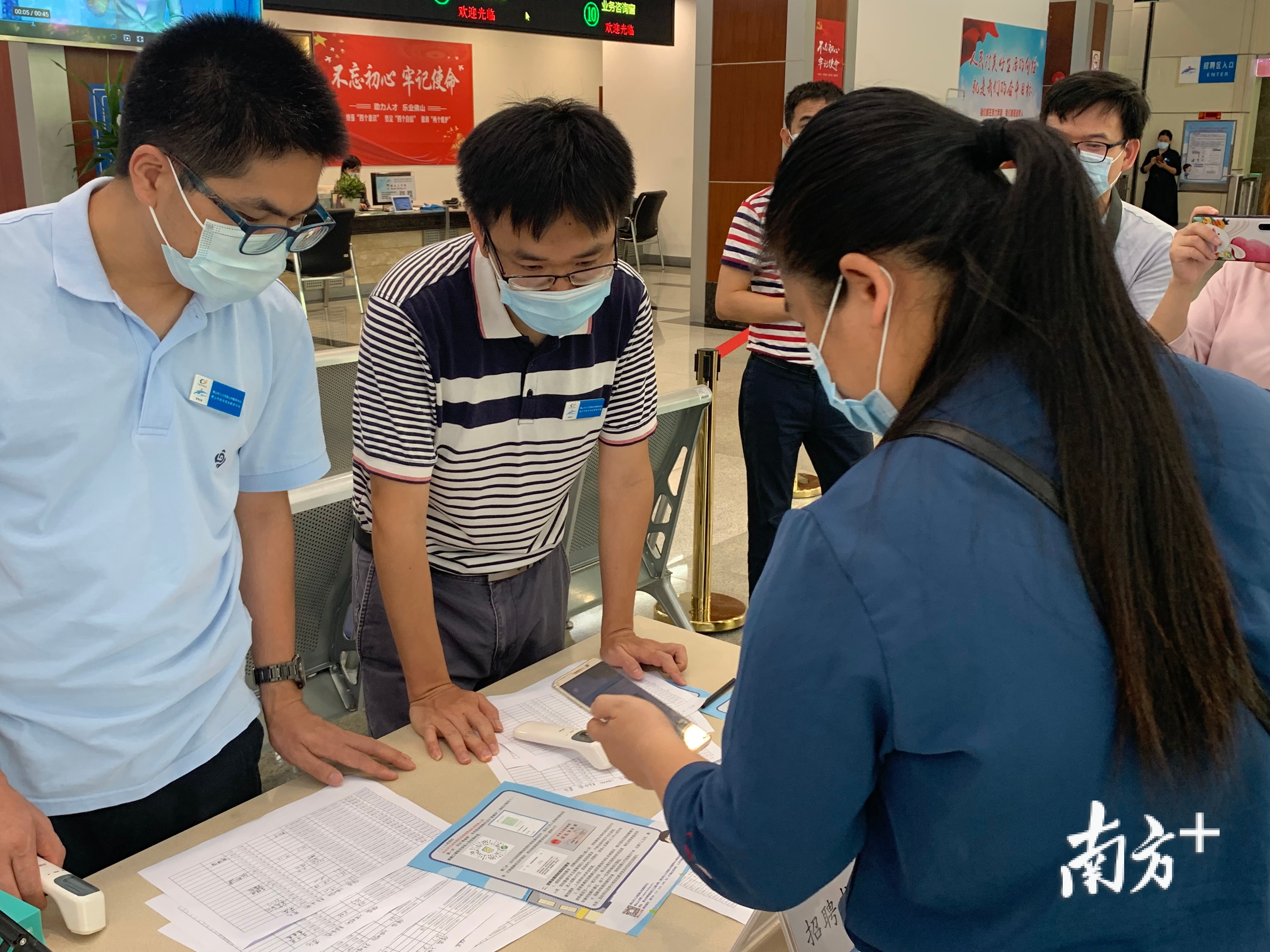 招聘会现场。王芃琹摄