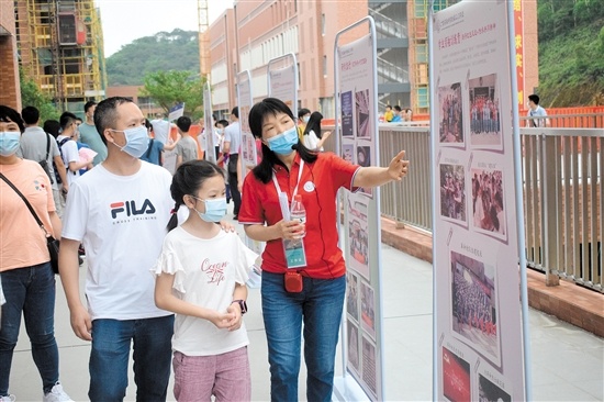 小升初择校季,不少家长患上“选择困难症”。 小升初择校季,不少家长患上“选择困难症”。