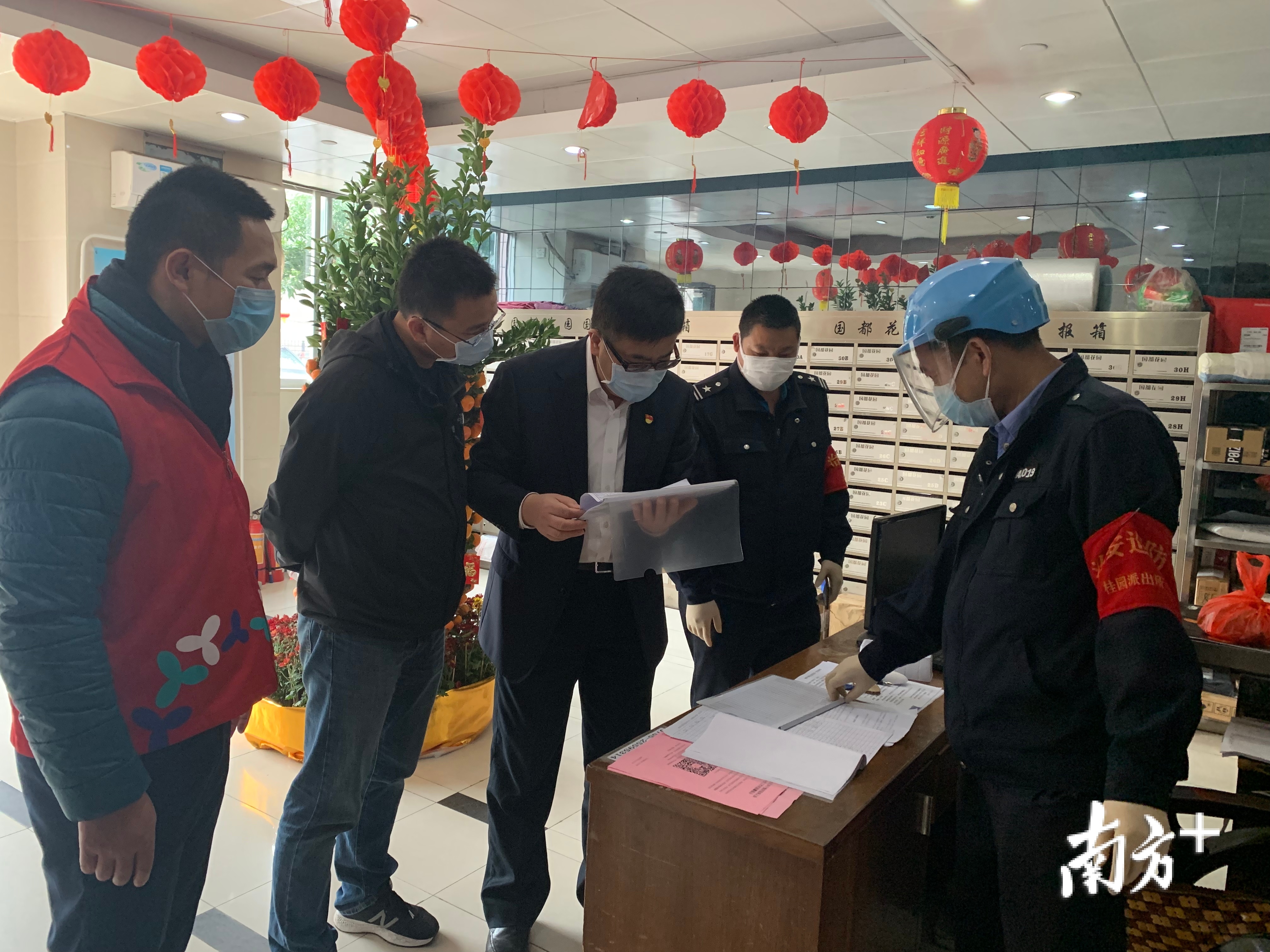 罗湖区桂园街道指导服务组到各小区检查测温与登记。 罗湖区桂园街道指导服务组到各小区检查测温与登记。