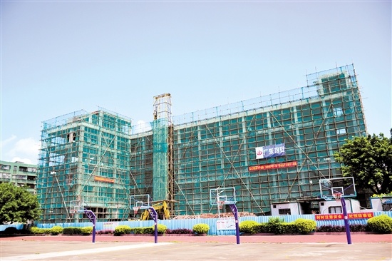 幕村小学北教学楼项目封顶，年内投入使用，提供学位450个。