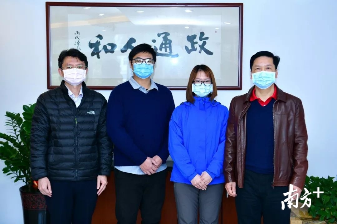 镇委书记叶锦锐为仇敏怡送行 李鄂摄 镇委书记叶锦锐为仇敏怡送行 李鄂摄