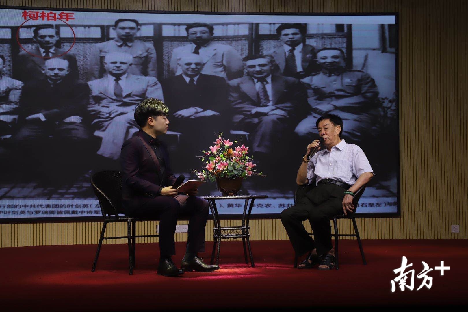 革命后代李科斌（右）分享革命家庭的经历。