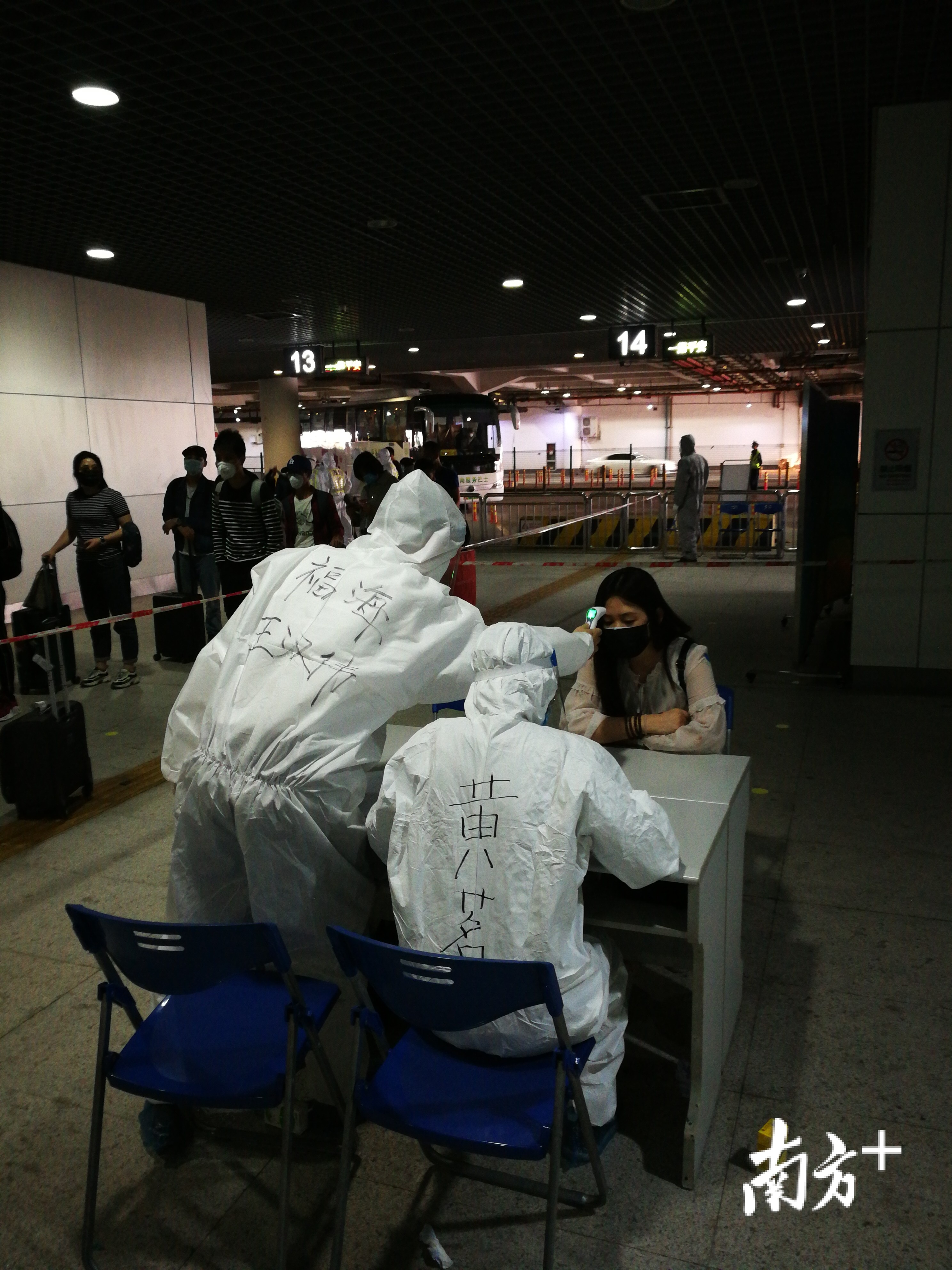 3月16日,宝安福海街道指导服务组成员参与深圳机场入境防控。 3月16日,宝安福海街道指导服务组成员参与深圳机场入境防控。