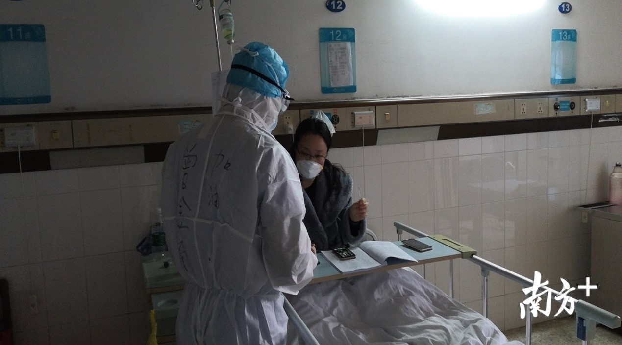 曾金华在照顾病人 受访者供图 曾金华在照顾病人 受访者供图