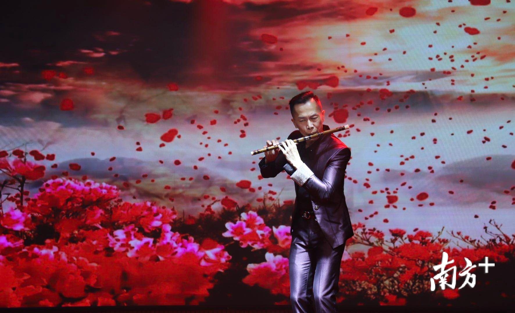 王文杰带来笛子独奏《山丹丹花开红艳艳》。