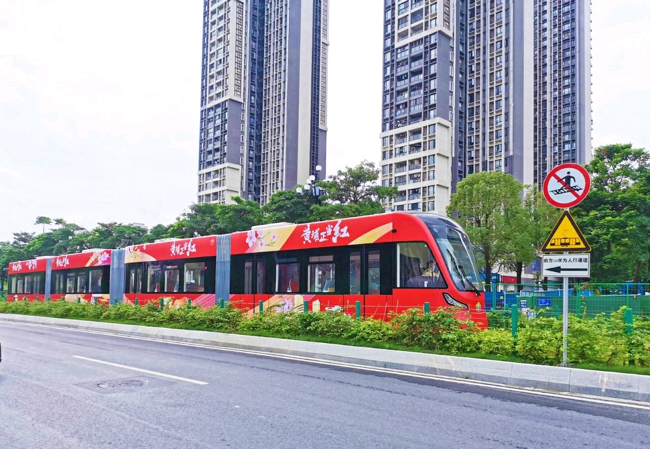 上车啦黄埔首条有轨电车试运营红色主题列车庆七一