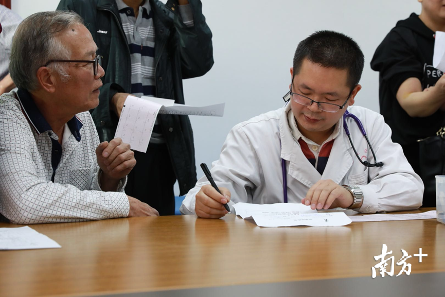 高欣义诊的照片 受访者供图 高欣义诊的照片 受访者供图