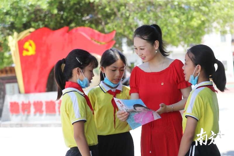 陈佳辅导稳村小学学生学唱《唱支歌儿献给党》。