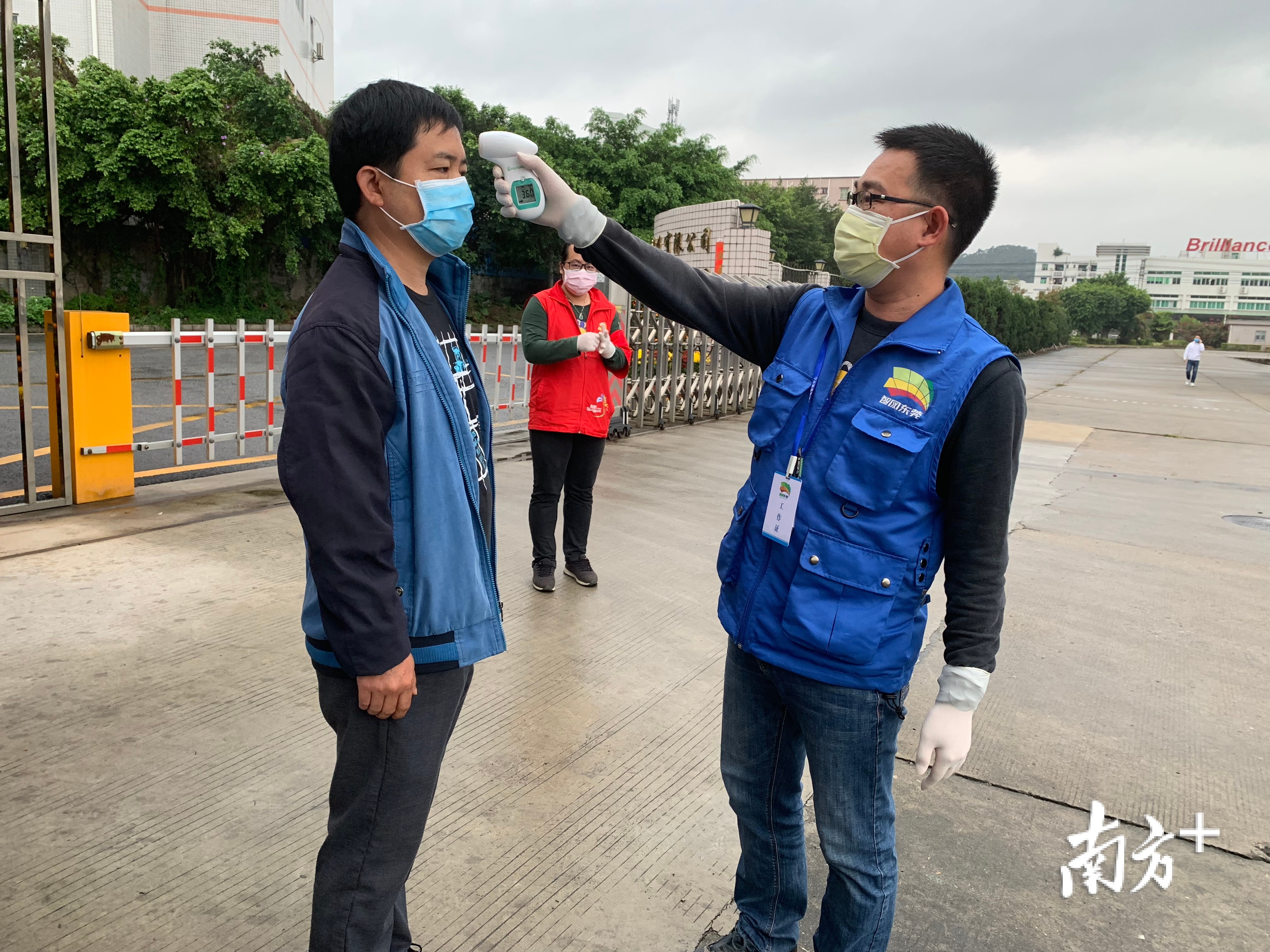 叶少东为群众测量体温 受访者供图 叶少东为群众测量体温 受访者供图