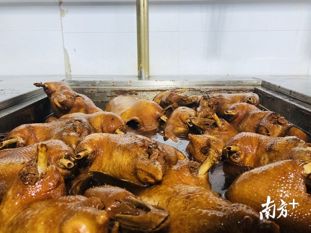 狮头鹅卤制中。