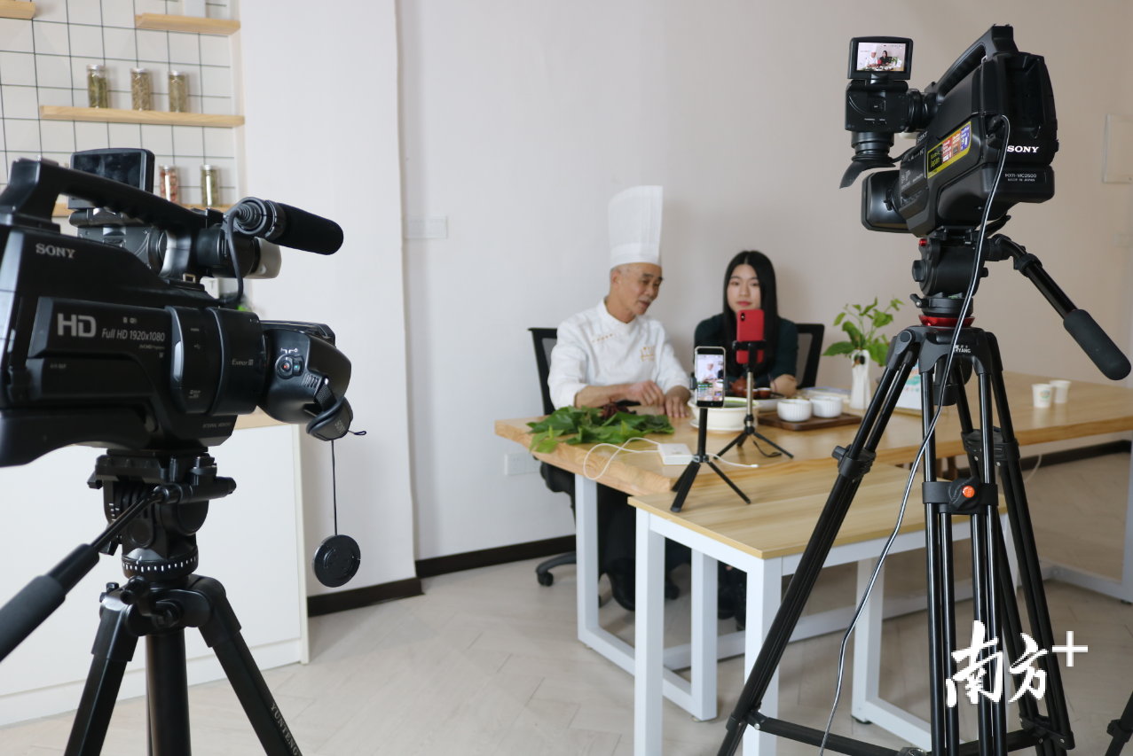 方树光正在录制潮州菜教学短视频。受访者供图