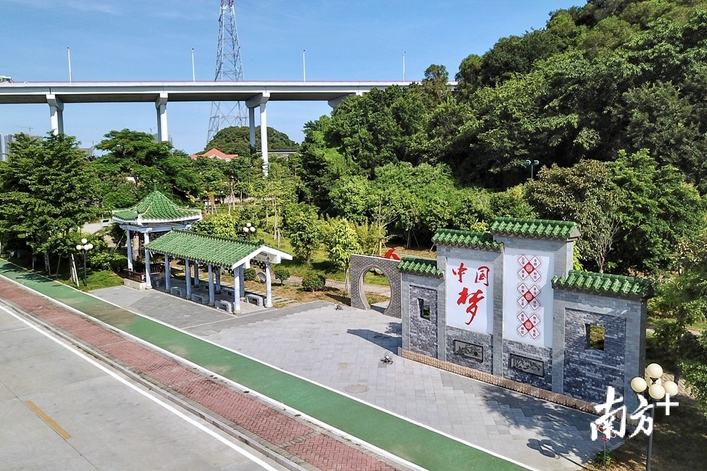 新建成的公园供岛民休息锻炼。