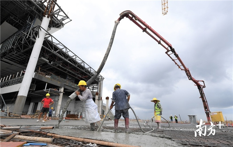楼面水泥浇筑中.杨兴乐摄