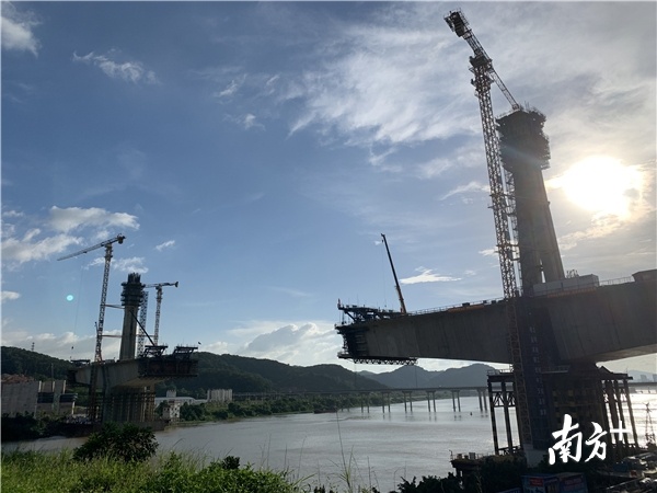 建设中的赣深高铁东江特大桥。南方日报记者 王昌辉 摄