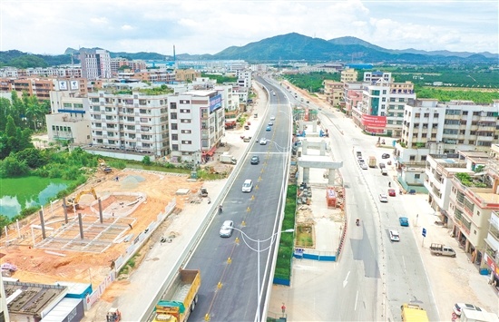 利生跨线桥犹如一条巨龙，气势磅礴。