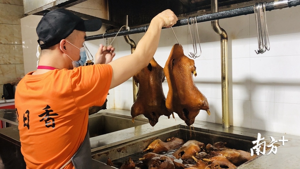 负责卤制的师傅必须时时守着，每隔20分钟就要把鹅吊起离汤。