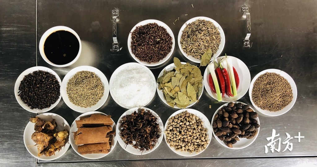 卤料包配料达十余种。