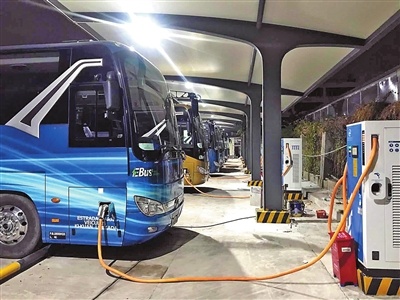 超级充电服务站投入使用,每天可为近千台汽车充电。受访单位供图 超级充电服务站投入使用,每天可为近千台汽车充电。受访单位供图