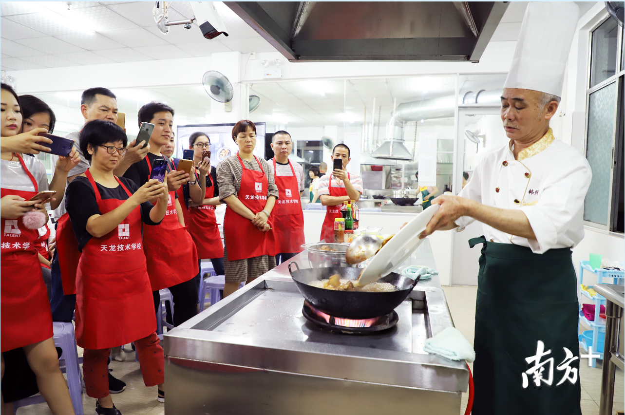 潮州菜大师方树光为培训基地学生指导烹饪技艺纪金娜 摄